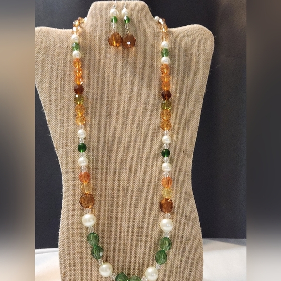 Hand Crafted Elegant Green Amber and White Beaded Necklace Set 3 Pieces - Picture 1 of 9